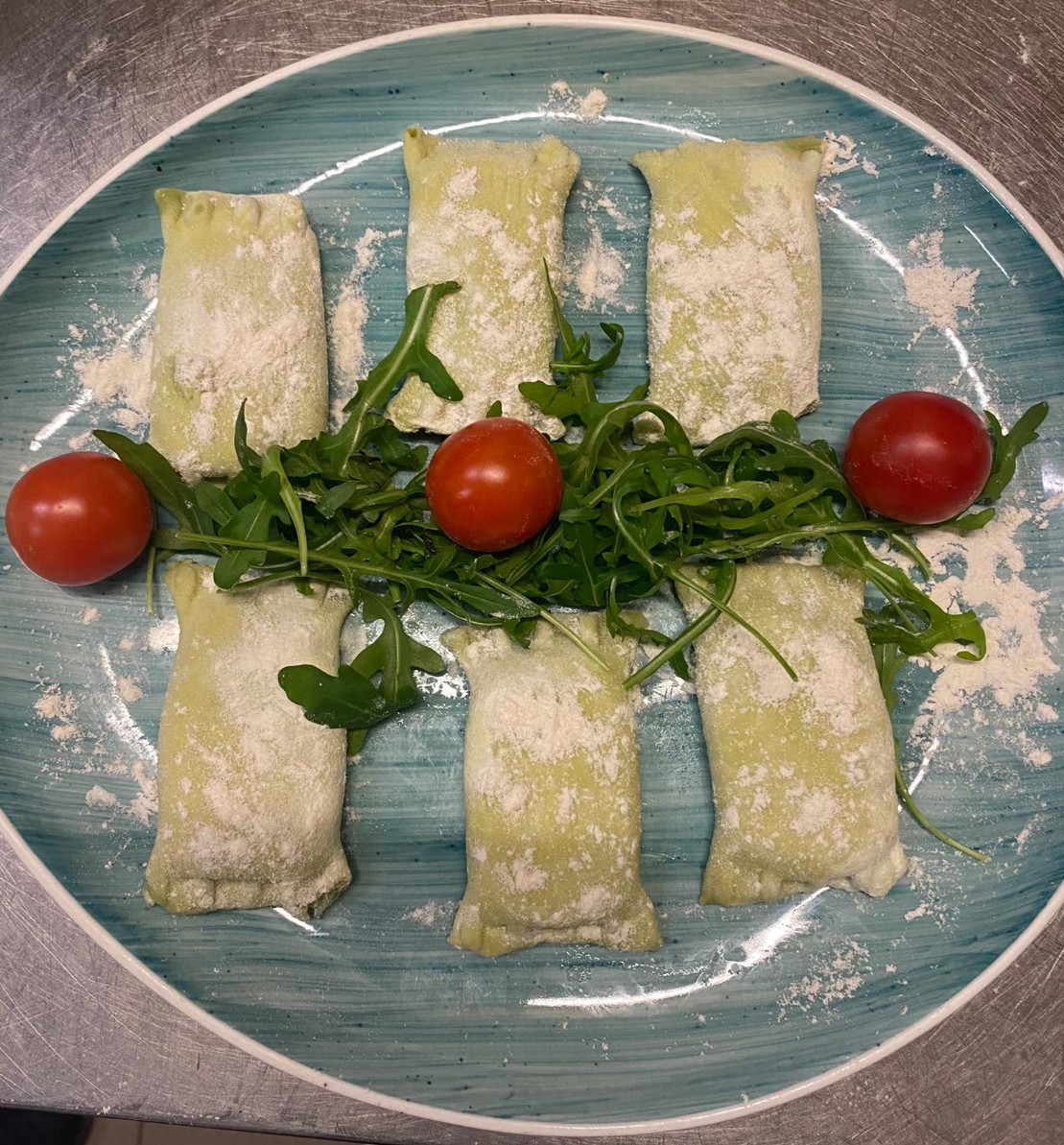 Hausgemachte Teigtaschen gefüllt mit Ricotta und Spinat in leichter Tomaten-Sahnesauce